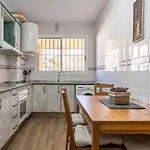 Seaside Bliss 2br With Tranquil Terrace Pool And Parking شقة