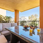 Seaside Bliss 2br With Tranquil Terrace Pool And Parking شقة