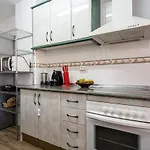 شقة Seaside Bliss 2br With Tranquil Terrace Pool And Parking
