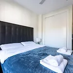 Seaside Bliss 2br With Tranquil Terrace Pool And Parking شقة فوينخيرولا