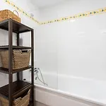 شقة Seaside Bliss 2br With Tranquil Terrace Pool And Parking *