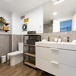 Seaside Bliss 2br With Tranquil Terrace Pool And Parking شقة