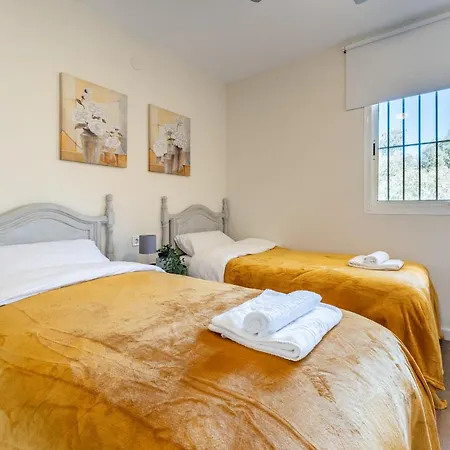 شقة Seaside Bliss 2br With Tranquil Terrace Pool And Parking