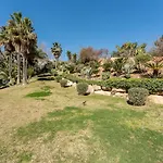 Seaside Bliss 2br With Tranquil Terrace Pool And Parking Lejlighed *