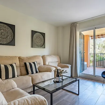 Seaside Bliss 2br With Tranquil Terrace Pool And Parking *