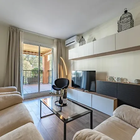 Seaside Bliss 2br With Tranquil Terrace Pool And Parking