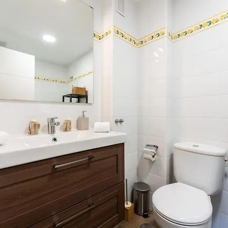 Seaside Bliss 2br With Tranquil Terrace Pool And Parking