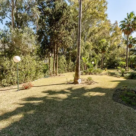 Seaside Bliss 2br With Tranquil Terrace Pool And Parking Апартаменты