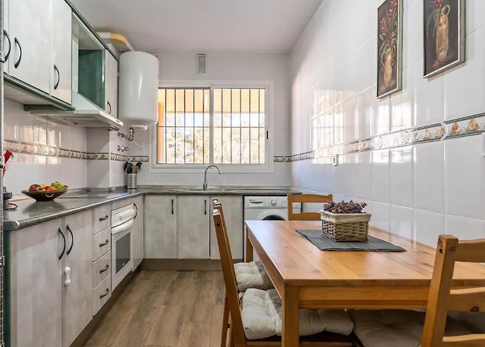 Seaside Bliss 2br With Tranquil Terrace Pool And Parking Apartamento