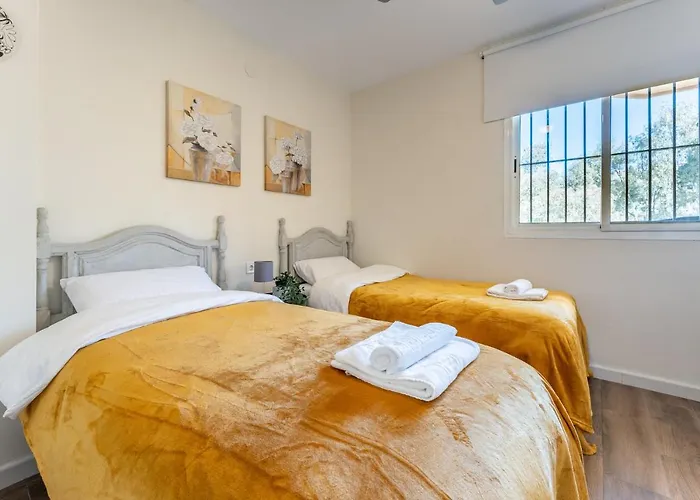 Apartamento Seaside Bliss 2br With Tranquil Terrace Pool And Parking