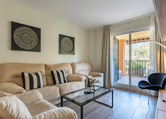 Seaside Bliss 2br With Tranquil Terrace Pool And Parking *