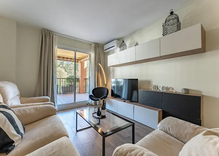 Seaside Bliss 2br With Tranquil Terrace Pool And Parking