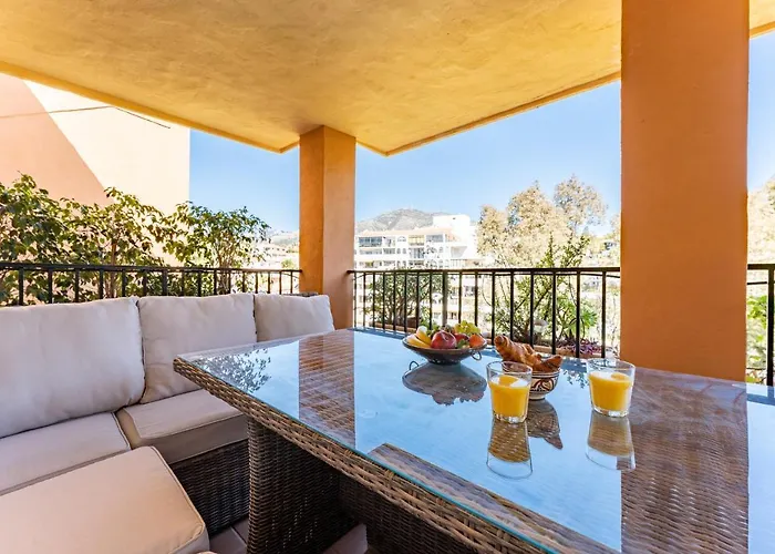 Seaside Bliss 2br With Tranquil Terrace Pool And Parking Apartamento