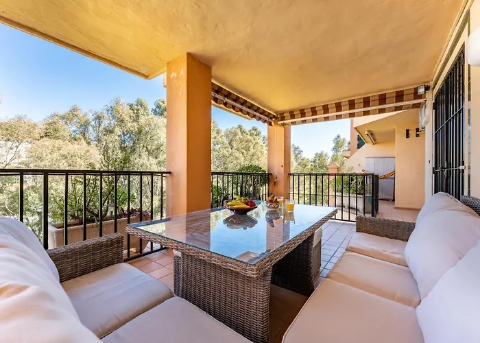 Apartamento Seaside Bliss 2br With Tranquil Terrace Pool And Parking Fuengirola