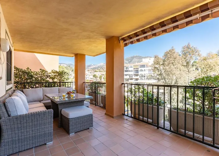 Seaside Bliss 2br With Tranquil Terrace Pool And Parking *