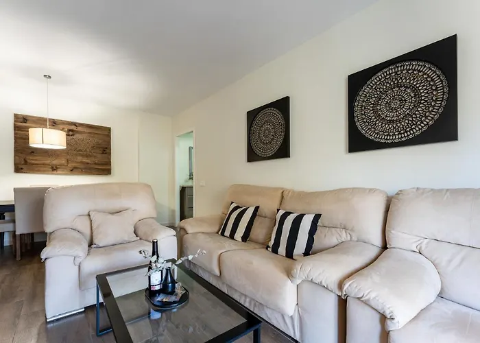 Apartamento Seaside Bliss 2br With Tranquil Terrace Pool And Parking Fuengirola