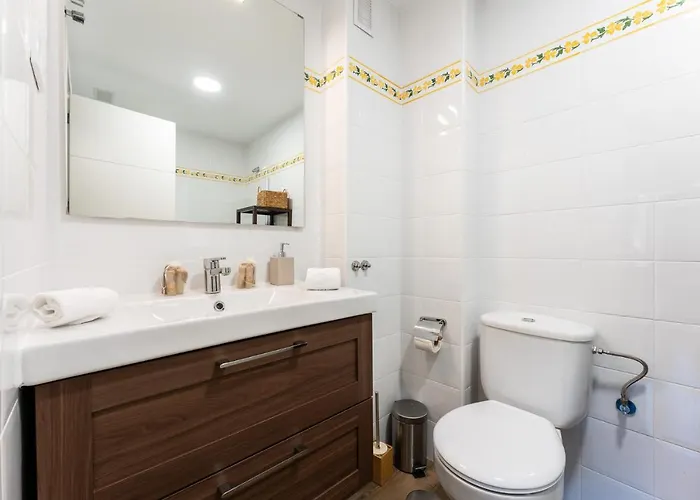 Seaside Bliss 2br With Tranquil Terrace Pool And Parking