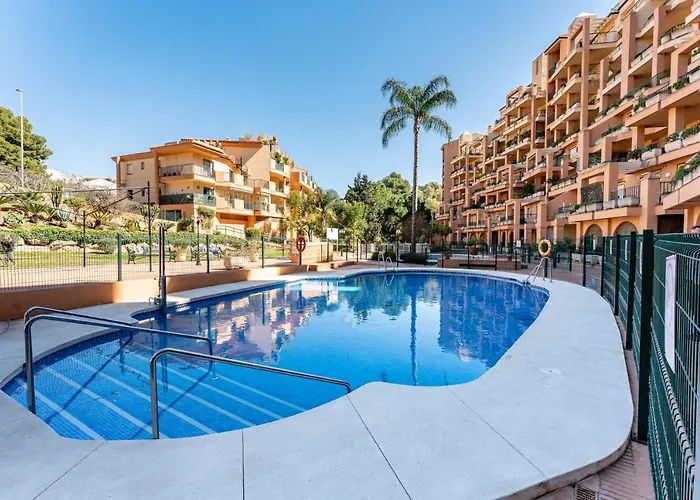 Seaside Bliss 2br With Tranquil Terrace Pool And Parking Apartamento Fuengirola
