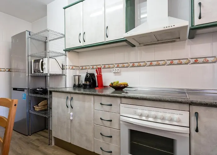 Apartamento Seaside Bliss 2br With Tranquil Terrace Pool And Parking