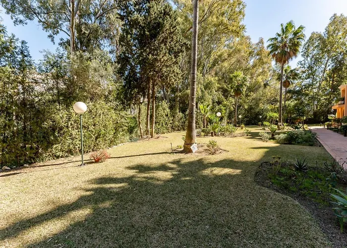 Seaside Bliss 2br With Tranquil Terrace Pool And Parking Apartamento