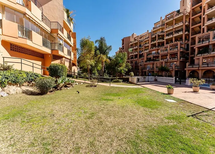 Apartamento Seaside Bliss 2br With Tranquil Terrace Pool And Parking