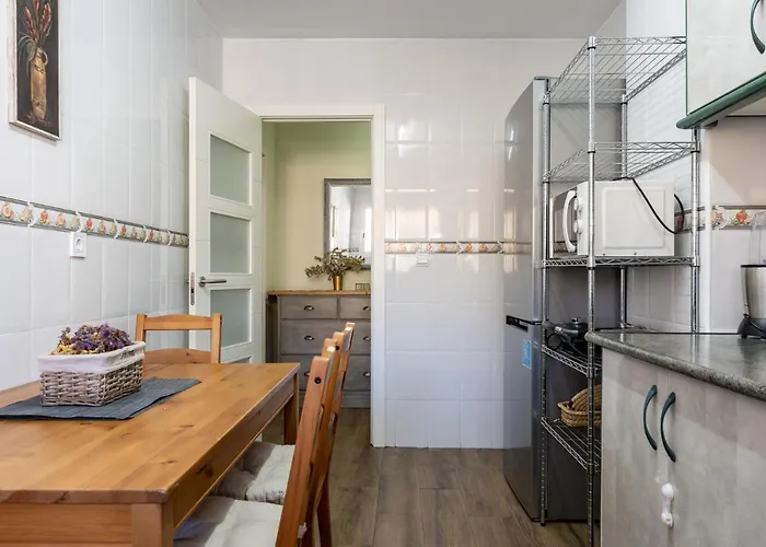 Seaside Bliss 2br With Tranquil Terrace Pool And Parking Apartamento