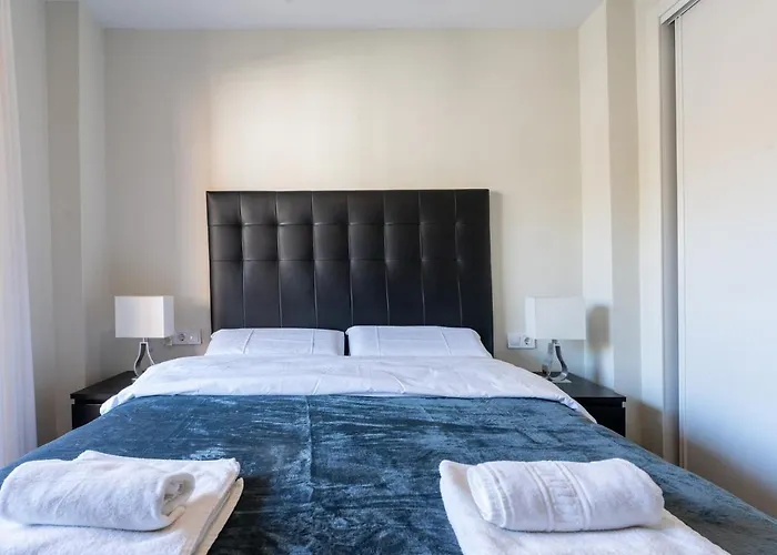 Apartamento Seaside Bliss 2br With Tranquil Terrace Pool And Parking Fuengirola