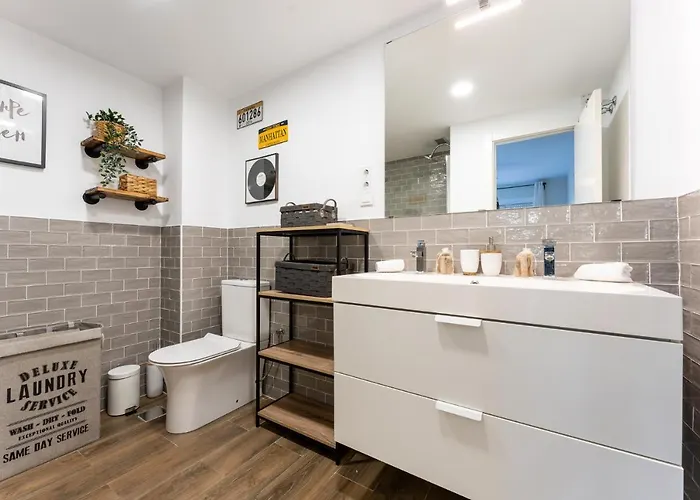 Seaside Bliss 2br With Tranquil Terrace Pool And Parking Apartamento