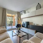 Seaside Bliss 2br With Tranquil Terrace Pool And Parking