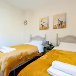 Seaside Bliss 2br With Tranquil Terrace Pool And Parking