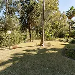 Seaside Bliss 2br With Tranquil Terrace Pool And Parking Lägenhet